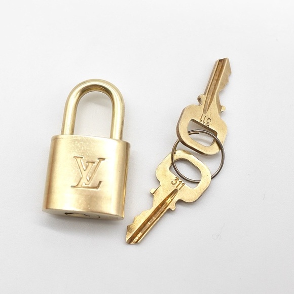 🍓LV Lock and Key #311 - Picture 1 of 3